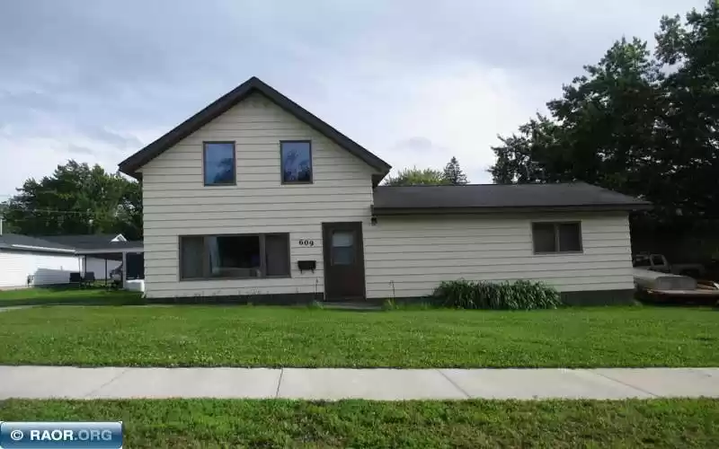 609 8th St, Chisholm, Minnesota 55719, 3 Bedrooms Bedrooms, ,1 BathroomBathrooms,Residential,8th St,146990