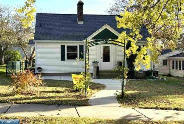 615 4th St, Chisholm, Minnesota 55719, 2 Bedrooms Bedrooms, ,1.5 BathroomsBathrooms,Residential,4th St,147632